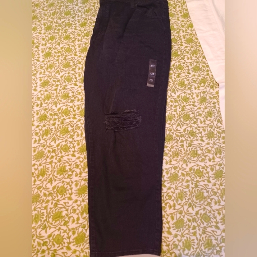 NWT Plus size  blk jeans. Distressed Hi rise , 24W